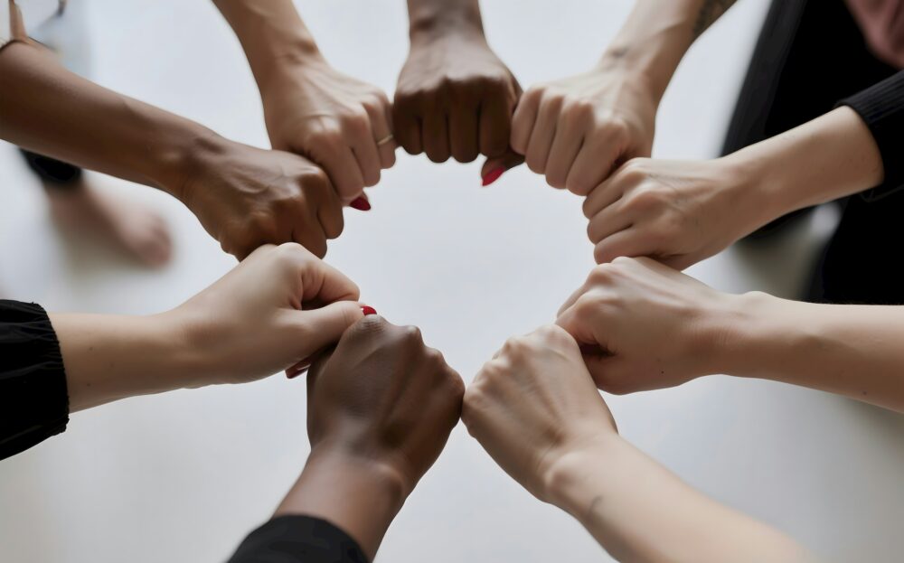 家族それぞれの通信プランが一つにまとまっていくイメージ