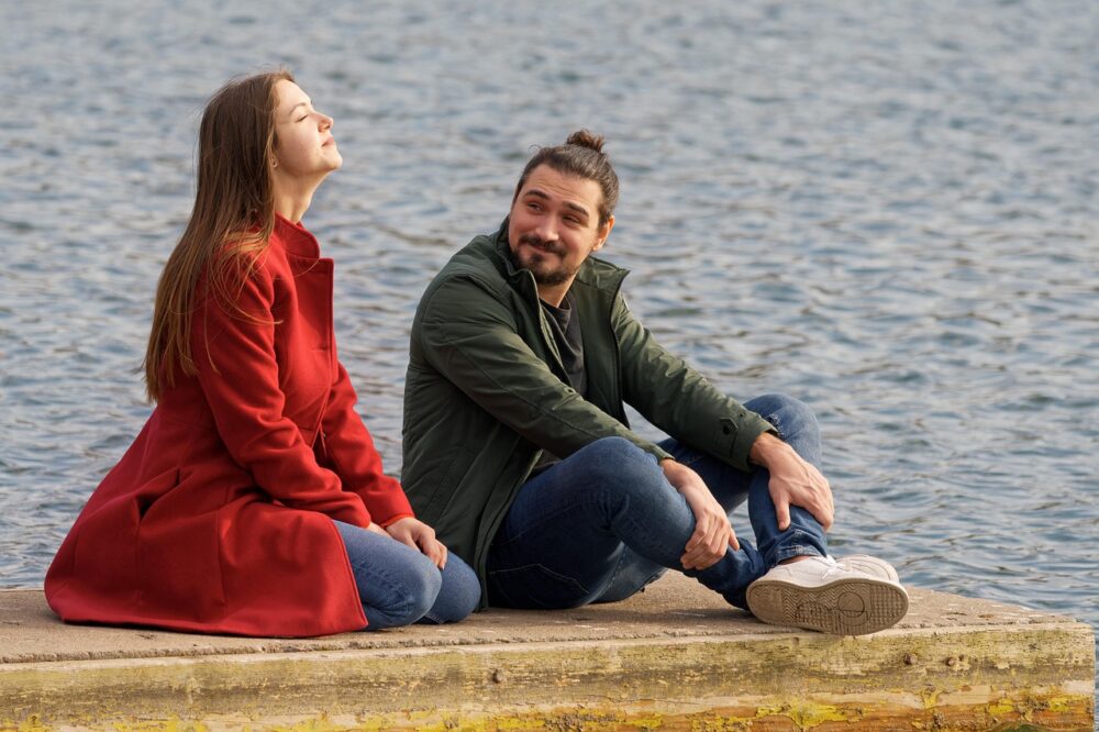 将来の夢や理想の暮らしについて笑顔で語り合っている男女